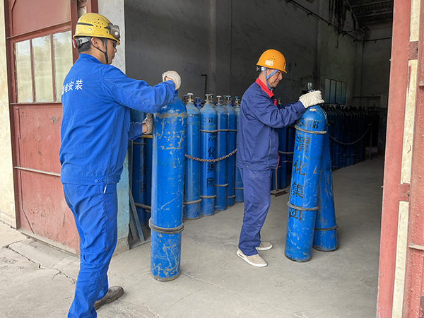 5月4日9：00，合成車間氣瓶站工作人員進行作業(yè)   600.jpg