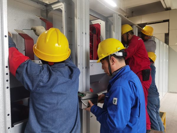 5月5日，檢修人員正在對開關(guān)柜進行絕緣檢查.jpg
