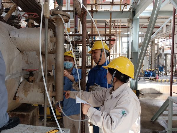 5月7日，三期現(xiàn)場調(diào)校液位浮筒.jpg