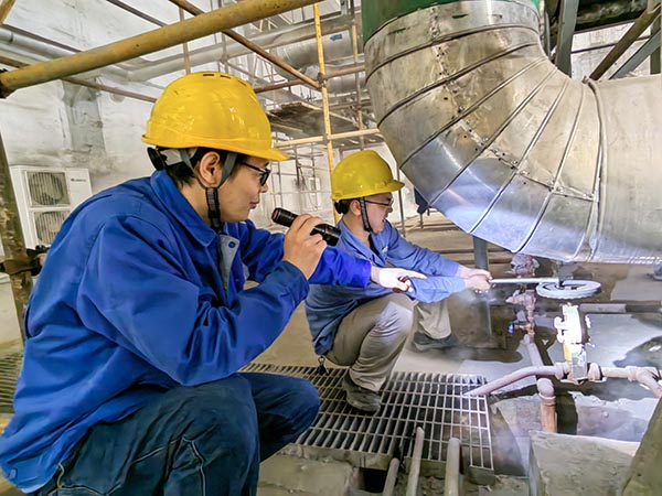 5月8日上午，動力車間三期泵房內(nèi)，技術員畢加佳指導副司爐王天賜排放BW管線內(nèi)積水.jpg