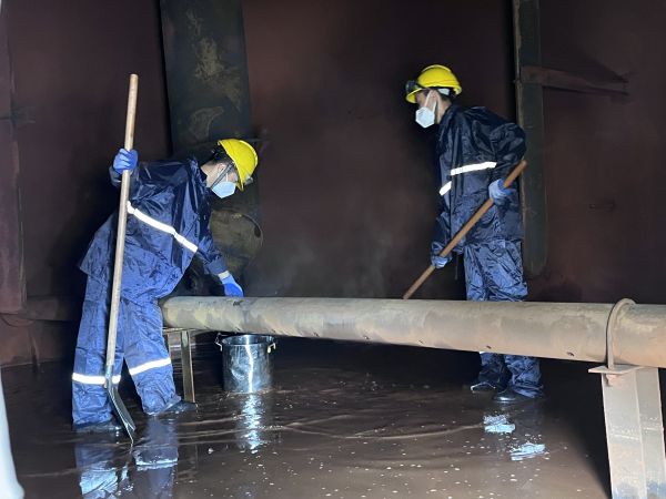 將熱水槽底部污水鏟倒廢桶中，用廢桶搬運(yùn)出去.jpg