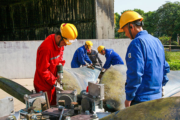 5月13日，李曉峰作業(yè)組檢修風(fēng)機葉片   600.jpg