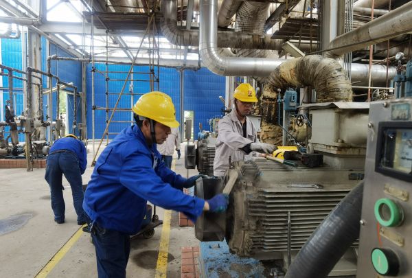 5月13日，電氣檢修人員在雙甲變換裝置進行電機檢修.jpg