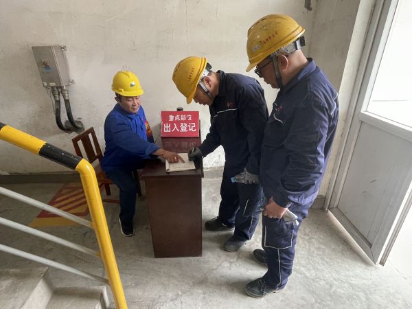 5.12上午，行政保衛(wèi)部在重點(diǎn)部位三期機(jī)組進(jìn)行進(jìn)入人員登記.jpg
