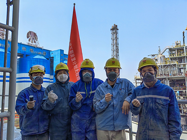 5月12日，動力車間三期脫硫塔灰斗平臺，青年先鋒隊(duì)清理脫硫塔灰斗內(nèi)積灰，在休息時(shí)合影.jpg