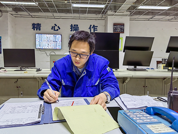 5月15日19點，動力車間三期控制室，技術員畢加佳給加班檢修的5號鍋爐更換空預器辦理檢修票.jpg