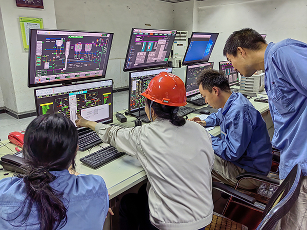 5月13日，動力車間三期控制室，DCS調試將一、二期氨水制備工程師站遷移至三期.jpg