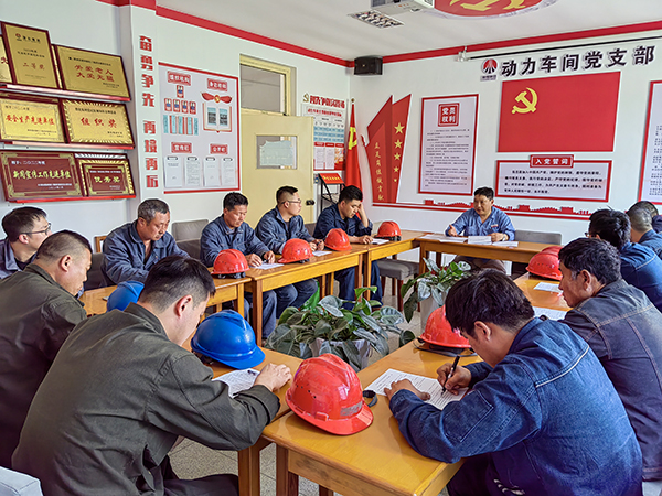 5月16日。動力車間會議室，安全員焦路秦正在給外協檢修人員培訓.jpg