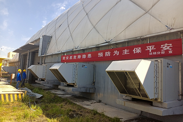 6月7日，運(yùn)銷分部，張海波、曹侃、李智民等人員，在氣膜棚排查隱患運(yùn)銷分部 伍思盈 攝.jpg