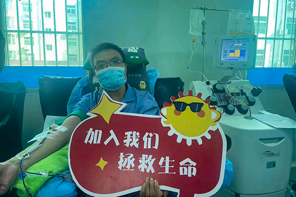 在血站獻(xiàn)血時(shí)的照片.jpg