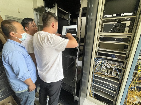 6.12日?？祻S家和公司員工在機房內(nèi)調(diào)試系統(tǒng).jpg