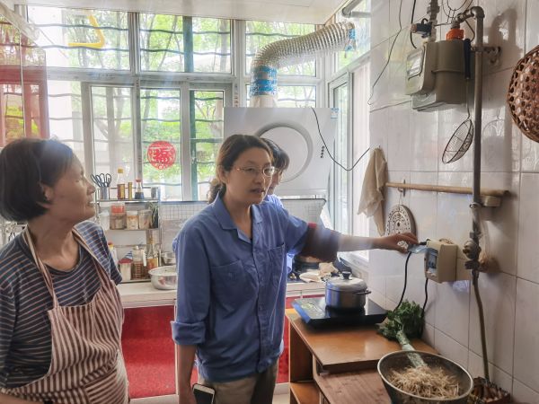 5.16日，女工協(xié)管員進(jìn)入職工家屬家里進(jìn)行安全用電宣講.jpg