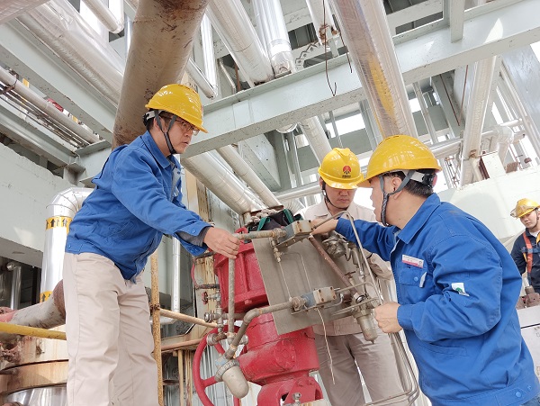 10月8日，空分尿素工段員工在尿素現場進行閥門的拆檢檢修作業(yè).jpg