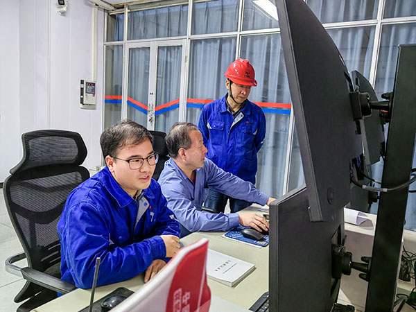 9日上午，動力車間主任姜軍虎和技術員陳健在三期中控室指導5號鍋爐停爐作業(yè).jpg
