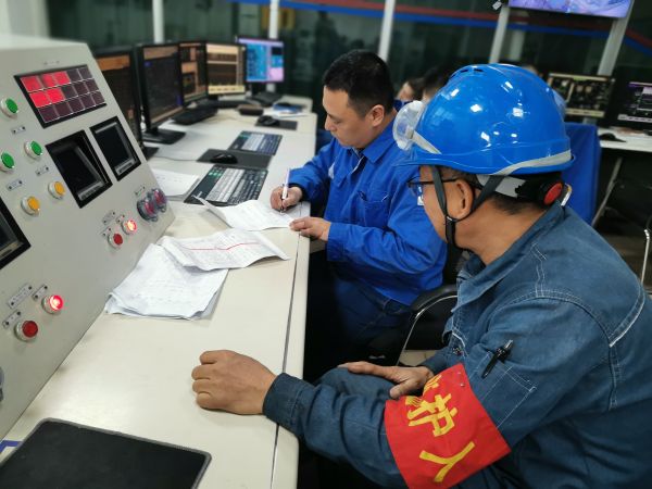 動力車間一期鍋爐控制室，值班人員確認(rèn)檢修票證.jpg