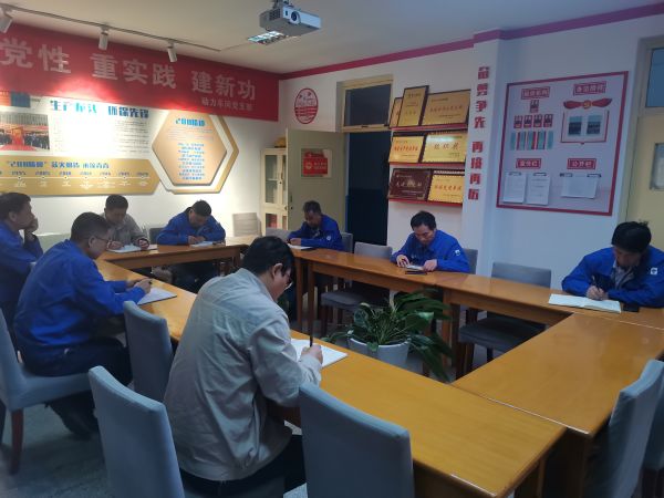 12日晚上8點(diǎn)，安全員在檢修例會上通報當(dāng)天檢查結(jié)果.jpg