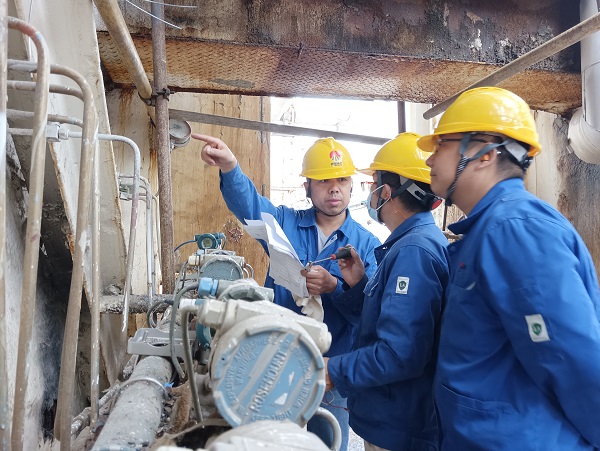 10月13日，一期空分現(xiàn)場，空分尿素工段人員在檢查更換儀表，核對儀表參數(shù).jpg