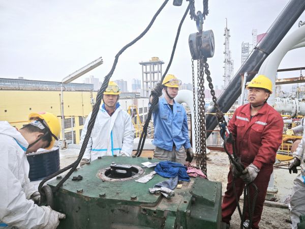 10月17日，檢修人員在煤漿槽上方吊裝減速機(jī).jpg