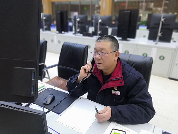 當班中，雷仲民正在通知電氣啟泵.jpg