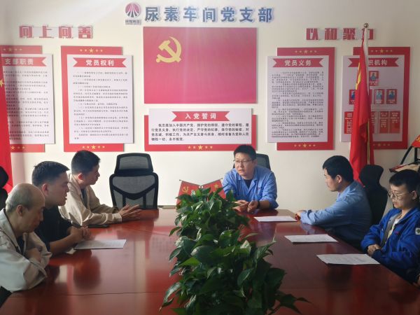4月28日，車間工藝主任王慶振對班組考試試卷進行點評.jpg