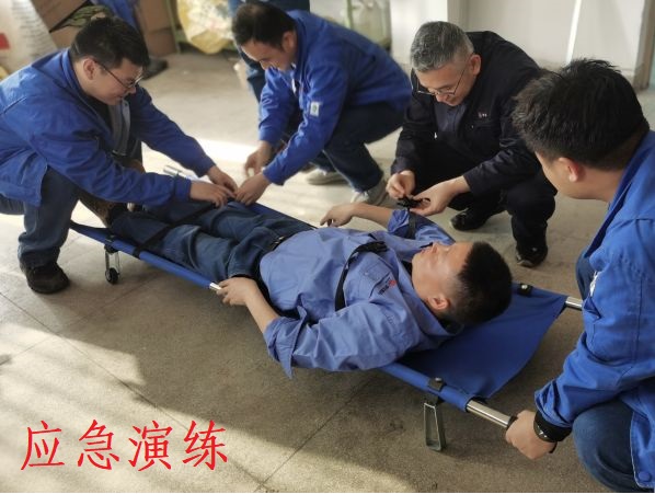 4月26日，尿素車間對擔架操作進行培訓.jpg
