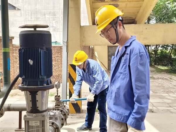 5月11日，尿素車間設(shè)備技術(shù)員馬強(qiáng)檢查冷卻水泵運(yùn)行情況 (1).jpg